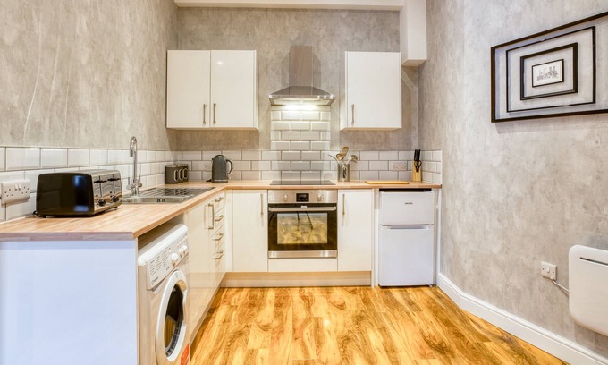 Lincoln Apartment | King Size 1 Bedroom Comfort Apartment en Suite Shower Free Toiletries Wifi and Hairdryer