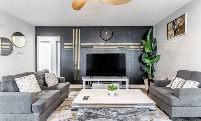 West Newton House | King Size Bed Bungalow with a Gym in Indianapolis