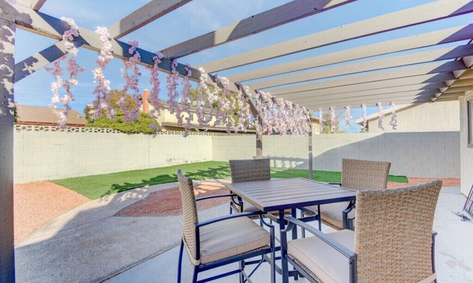 Las Vegas Villa | KING SIZE BED! MASSAGE CHAIR! EV CHARGER~OVERHEAD SHOWER!15 Minutes From Strip!