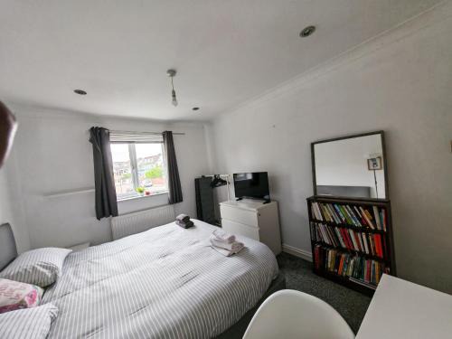 Bournemouth House | king size bed -Room near Bournemouth Hospital shared bathroom