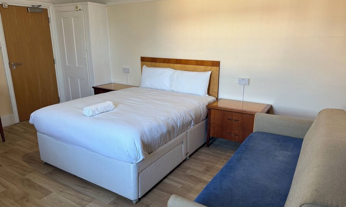 Ewell House | King Size Room with Wash Basin