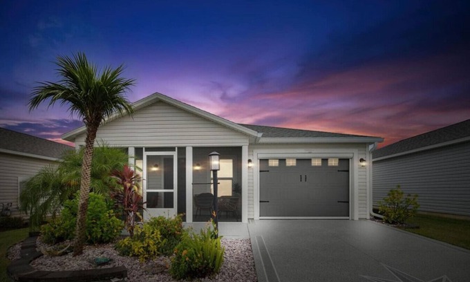 Wildwood House | King-Sized Comfort in The Village of Deluna