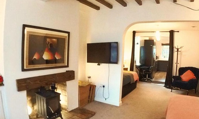 Loughborough Apartment | King St Cosy - wood stove & ice maker