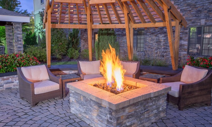 Independence Condo | King Suite. Free Breakfast. Outdoor Pool & Hot Tub