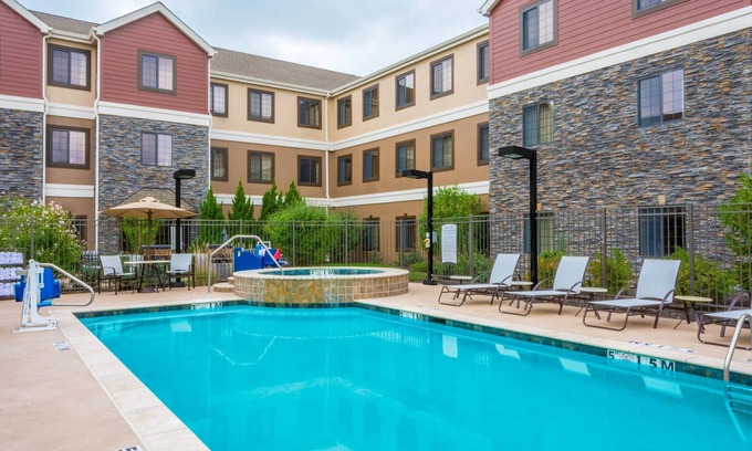 Independence Apartment | King Suite. Free Breakfast. Outdoor Pool & Hot Tub