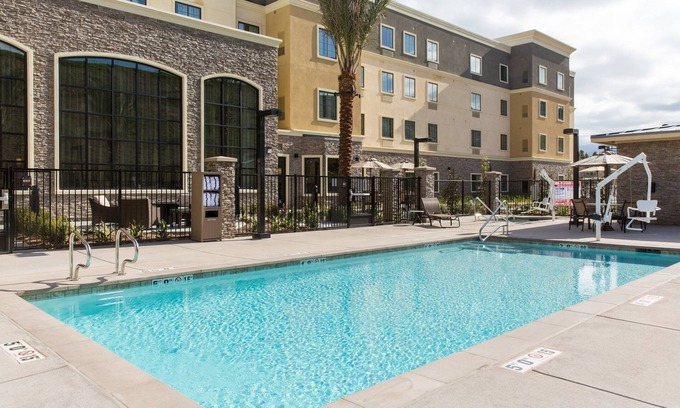 Corona Apartment | King Suite. Free Breakfast. Pool & Hot Tub. Gym. Near Amazon!