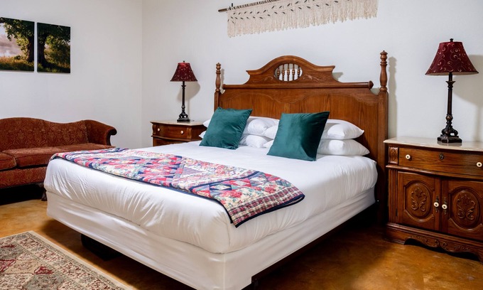 Brenham Apartment | King Suite on 73 Acres -10min to Round Top - in the middle of Austin & Houston!