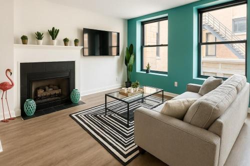 Downtown Cleveland Apartment | King Suite Playhouse Sq DT, Clinic, RockHall, CSU