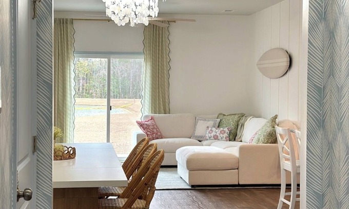 Summerville House | King Suite - Pools, Waterslide, Splashpad 5BR/3BA in Summerville