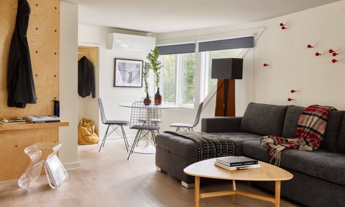 Stowe Area Hotel | King Suite | Tälta Lodge, a Bluebird by Lark | Recreation Path & River Access