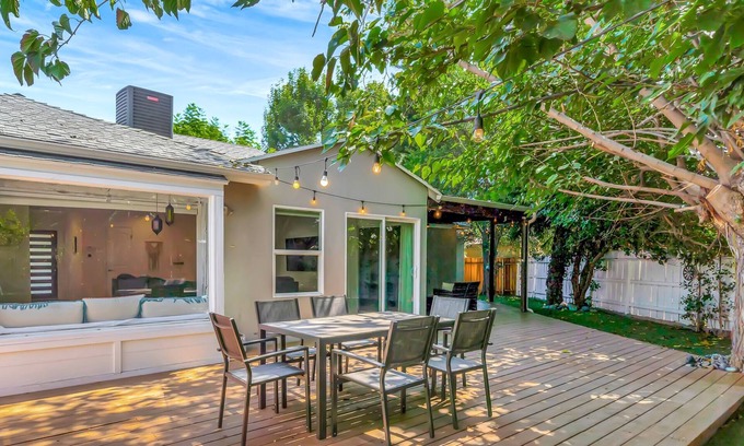 Winnetka House | King-Suite w/Beautiful Backyard W/ Built in Bar and Barbecue Area in great area