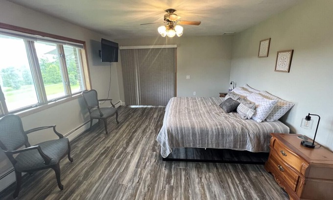 Wellsboro Cabin | King Suite w/Soaking Tub + Game Room + Firepit