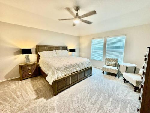Medina Valley House | King Suite with Community Pool and Grill
