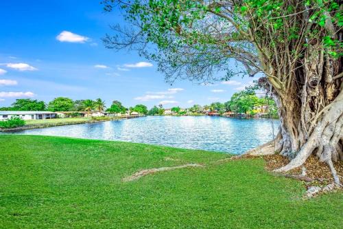 Survey Creek Apartment | King Water View - No Extra Fees - Palm Wave Says