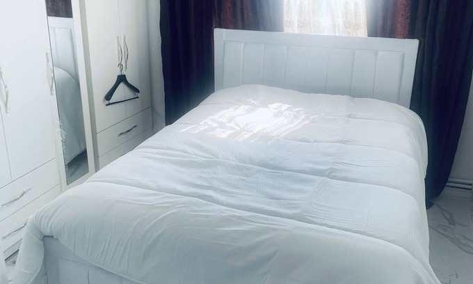 Figge's Marsh Apartment | KingBedStudio-Parking-SouthLondon-TownCentre