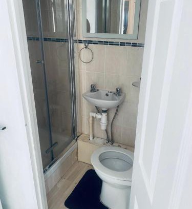 Figge's Marsh Apartment | KingBedStudio-Parking-SouthLondon-TownCentre