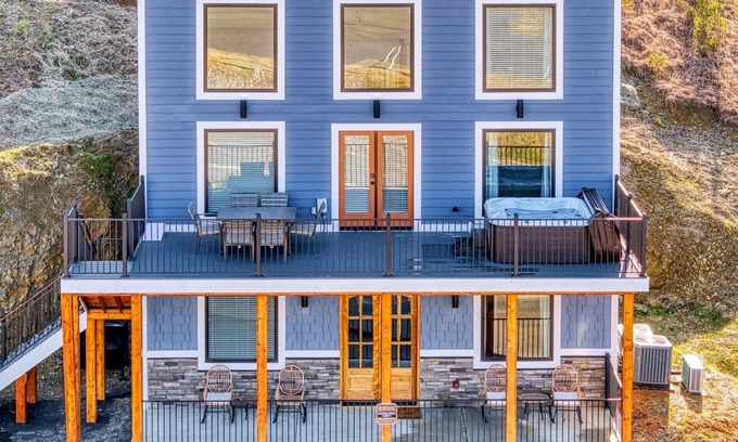 Sevierville Ski Chalet | Kingfish Kreek Cabin, a spacious 3bd 2bth retreat w/stunning mountain views!