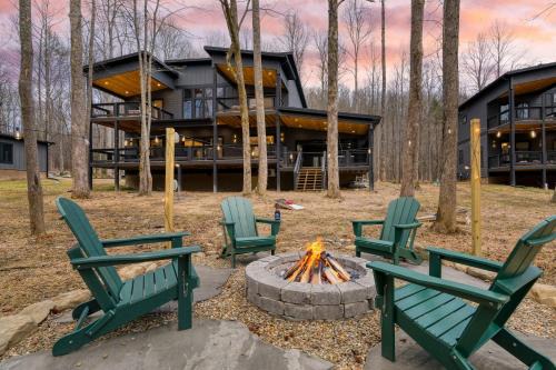 Pittman Center House | Kings Crown by AvantStay Indoor Pool Hot Tub Firepit Theater All-Season Retreat