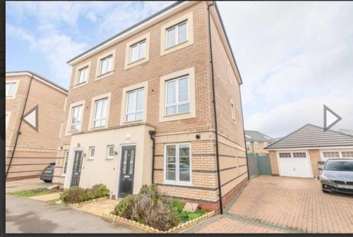 Slough House | Kings Reach Slough nr Legoland and Ascot Stylish Homely House Sleeps Eight