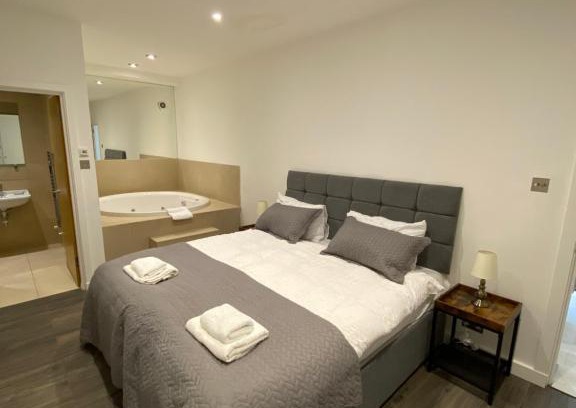 Parsons Green and Walham Apartment | Kings Road Apartment with en-suite Spa Bath