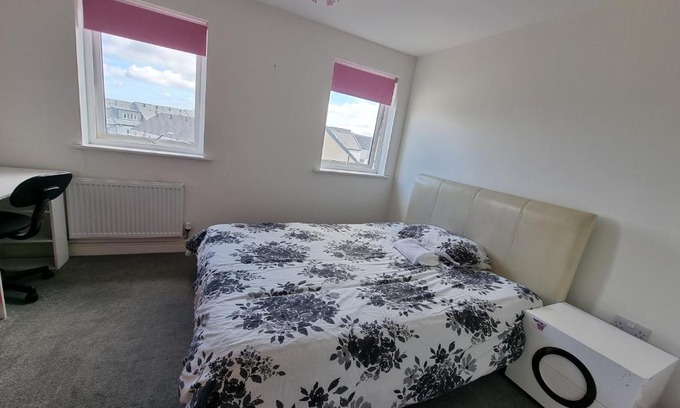 Camborne House | Kingsize Room Close To The A30 Camborne