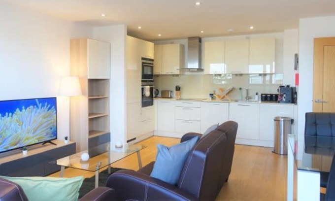 Canbury Apartment | Kingston 2 beds with balcony