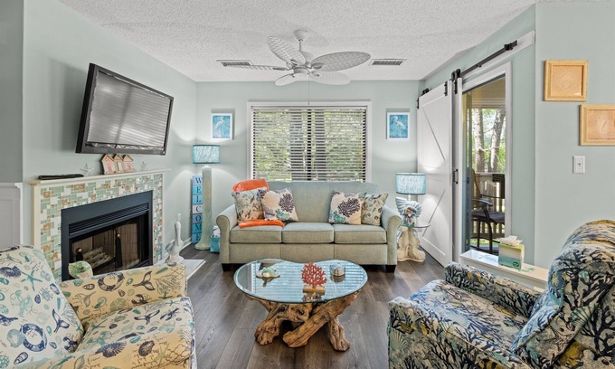 Arcadian Shores Villa | Kingston WHP 18C 1st floor Villa w/pool/beach
