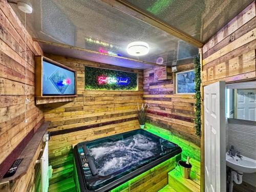 Rhondda Cynon Taff House | Kinky Kabin W Hot Tub, Sauna And Rooftop Garden