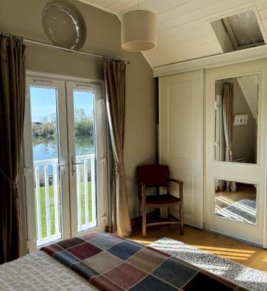 South Cerney Cabin | Kinsale Lodge · Cotswolds Lakeside - Spring Lake