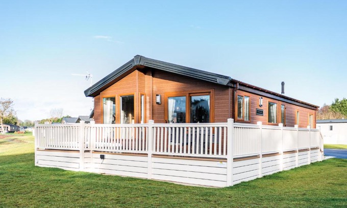 Allerthorpe Cabin | Kinship Lodge with Hot Tub