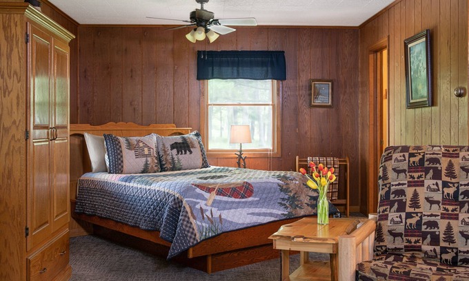 Triumph Cabin | Kishauwau Cabins Dog Friendly [Commanche Cabin] near Starved Rock State Park