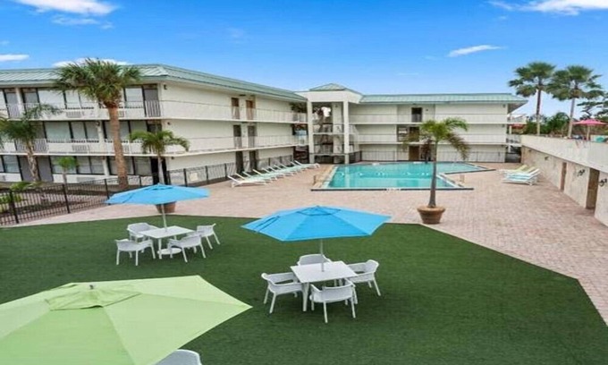 Historic Downtown Kissimmee Hotel | Kissimmee Family Vacation Room with 2 DBL Beds & Pool