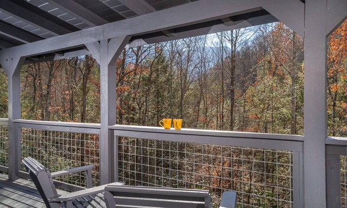 Pittman Center Cabin | Kitchen, King Size Bed, Hot Tub, and Fishing Lake just a Short Walk