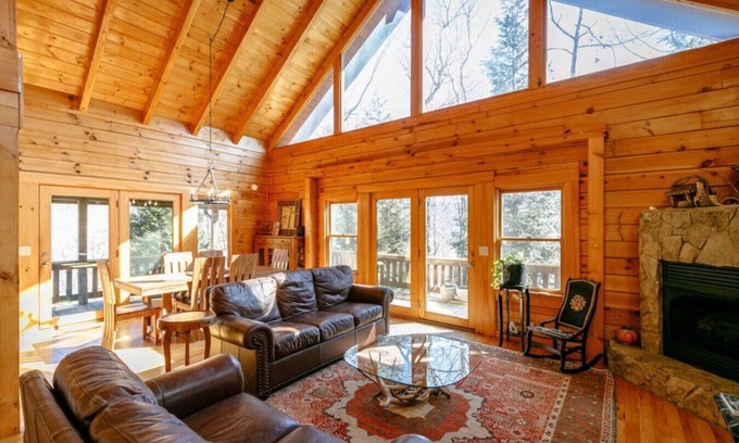 Old Fort Cabin | Kitty's Cabin - Hot tub! WiFi!