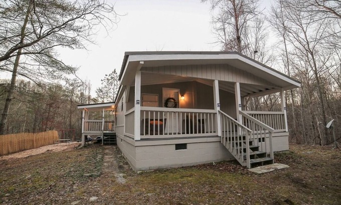 Ranger Cabin | 'Kiwi Creek' Nostalgic Retreat- Wifi, VHS Collection, Vinyl Records, Board Games
