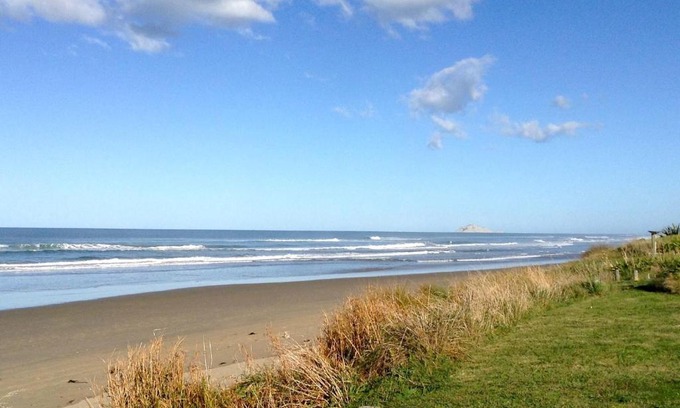 Ocean Beach House | Kiwiana Bach - Ocean Beach Bach