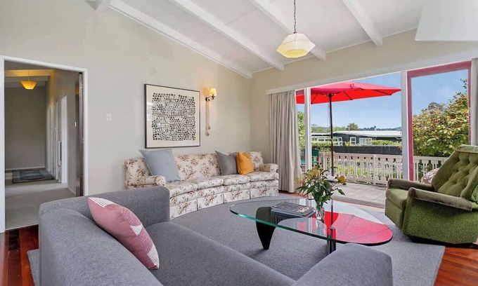 Rainbow Point House | Kiwiana Cottage 1 minute walk to the lake