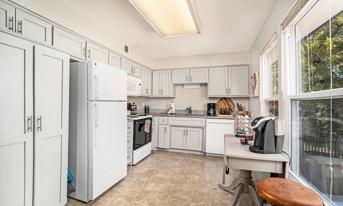 Lenexa House | KKQ Comfy Beds, TVs all Bedrooms/Backs to 52 acre Park/Walking Trails/Ez HiWay