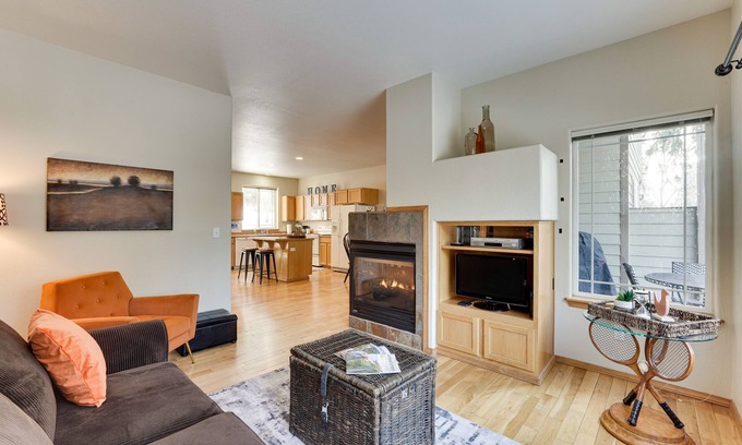 Klamath Falls House | Klamath Falls Townhome w/Deck & Resort Amenities!