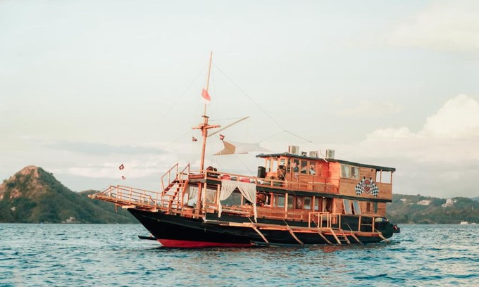 Labuan Bajo Boat Rental | KLM Presley Jalasena ll