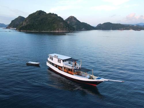 Labuan Bajo Boat Rental | KLM Senayla