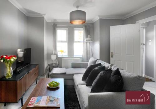 Knaphill Apartment | Knaphill - 2 Bedroom House - With Parking