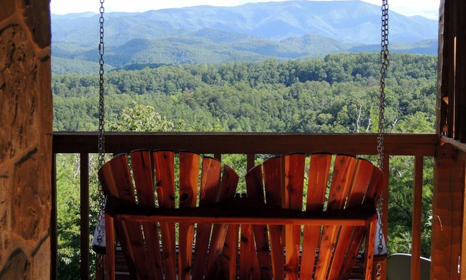 Sevierville Cabin | Knight of My Dreams, Secluded, Elegant, Breathtaking Views, Romantic, Close In!