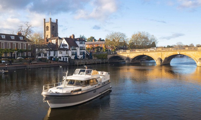 Henley Boat Rental | Knightsdream - Driving - Luxury Boating