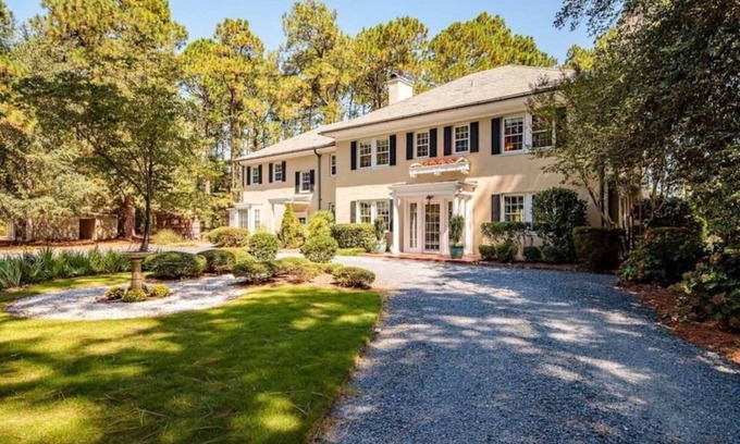 Southern Pines Villa | Knollwood Manor - Historic Mansion Overlooking the Famous Mid Pines Golf Course
