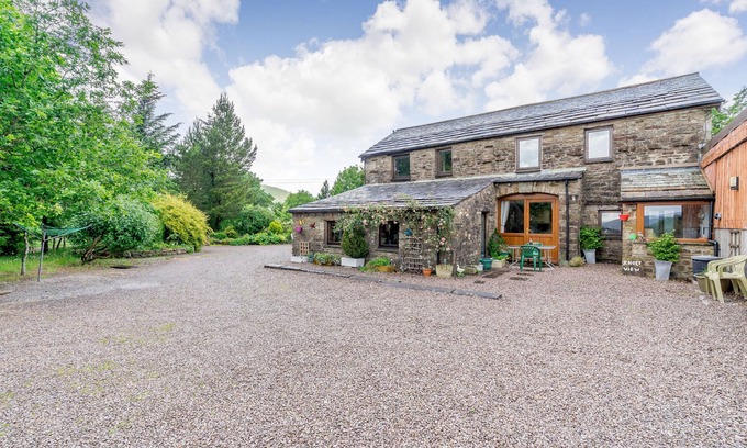Sedbergh Cottage | KNOTT VIEW, family friendly, with a garden in Sedbergh