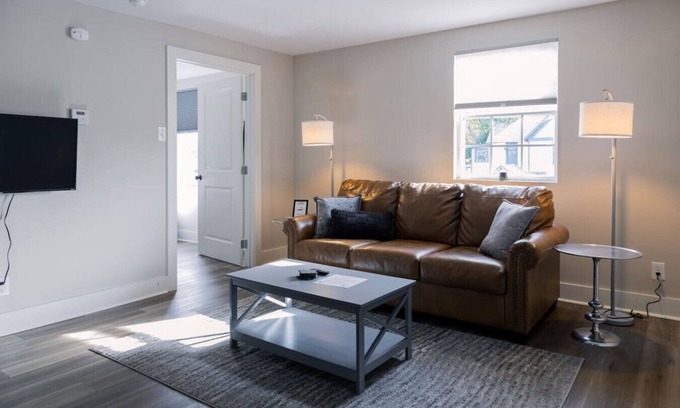 Knoxville Apartment | ✧ Knoxville Historical Hideaway ✧ Midnight Suite