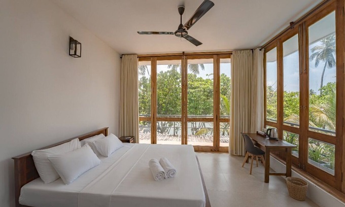 Kathaluwa House | Ko Lake Villa Rooms lakeside Beach