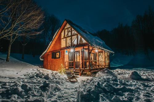 Mrkopalj Ski Chalet | Koliba Šume Pjevaju - robinzonski smjestaj, struja 12 V, voda iz cisterne
