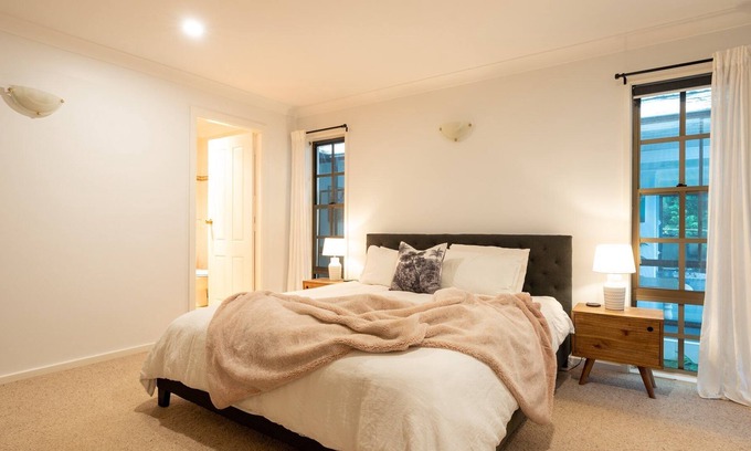 Barrengarry House | Kooyong - Spacious Family Home